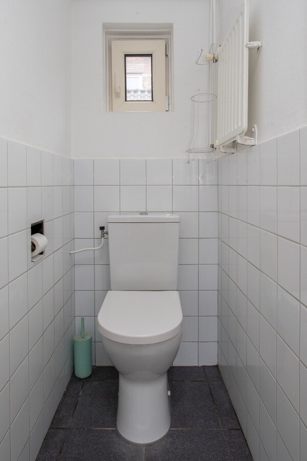 Te renoveren vrijstaande woning met vrijstaand bijgebouw gelegen in het centrum van Netersel. 