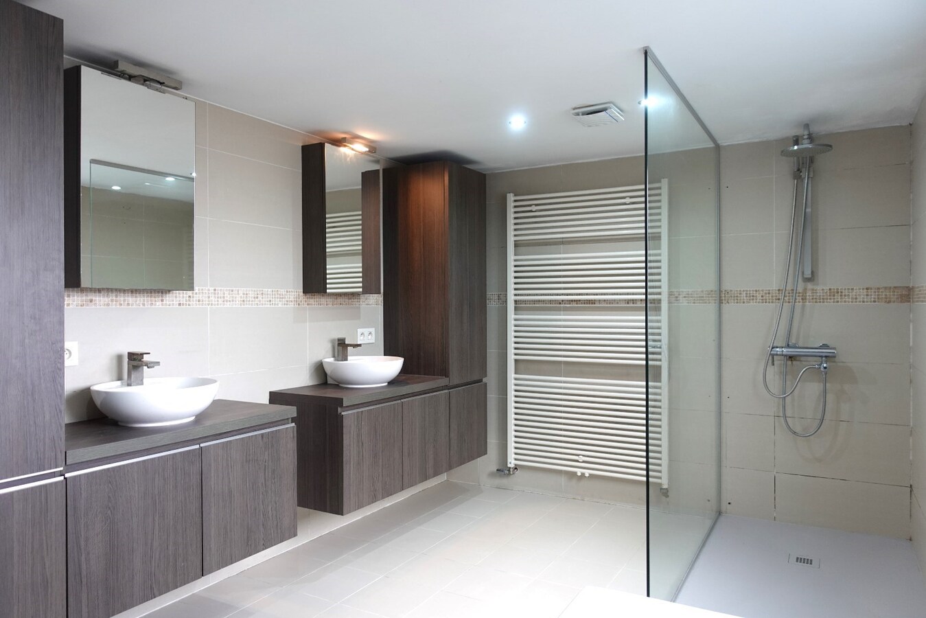 Gerenoveerde, instapklare rijwoning met 4 slaapkamers en uitweg 