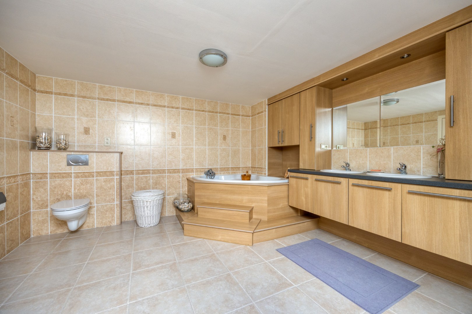 Badkamer met hoekbad en dubbele lavabo