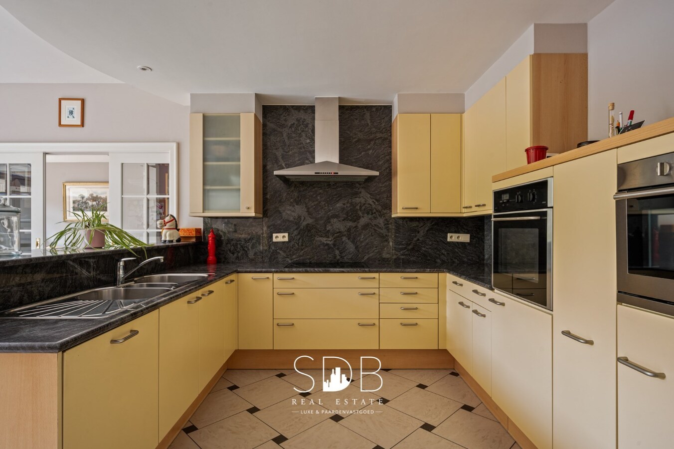 Prachtig landhuis met paardenfaciliteiten op 15.804m² 