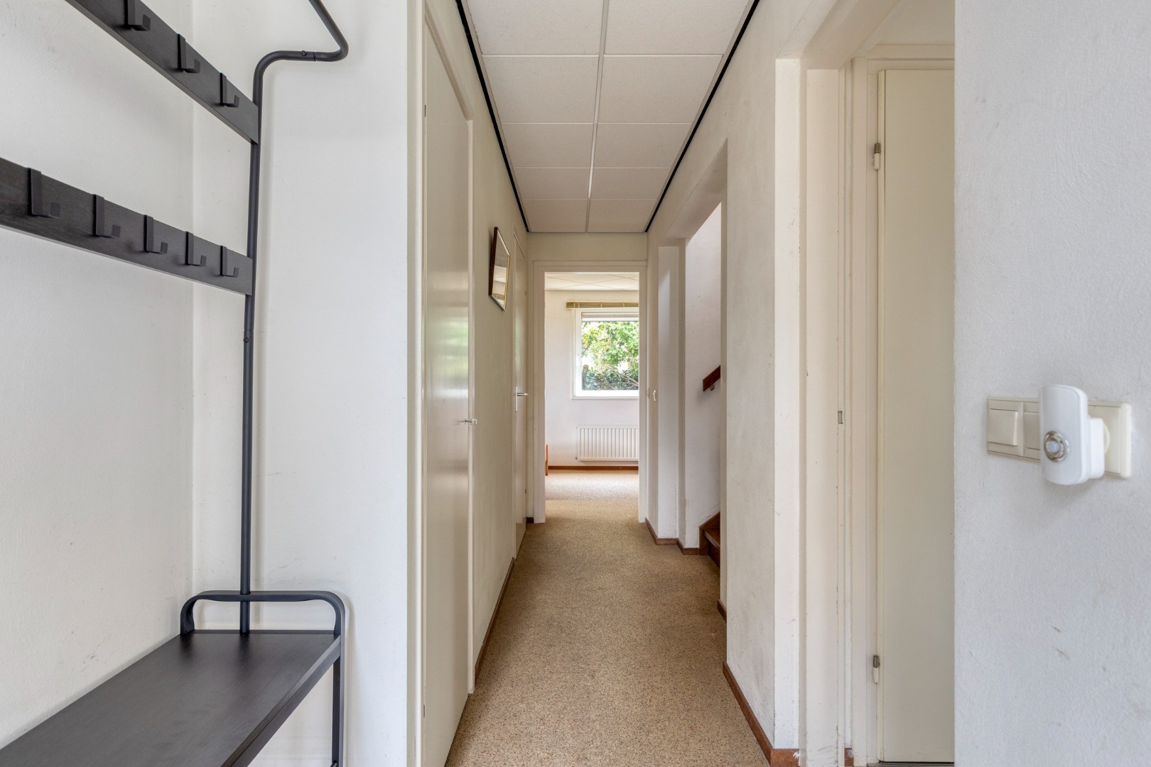 T.A. Makelaardij biedt aan: Populierenlaan 2 te Kamperland. Op loopafstand (ca. 200m.) van het Veerse Meer staat deze rustig gelegen vrijstaande woning op een royaal perceel (860m2) aan een doodlopend 