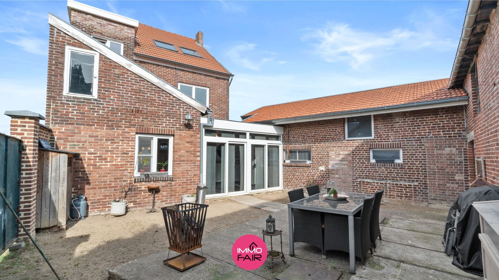 Karakteristieke hoeve met panoramisch zicht aan de achterzijde van perceel! 