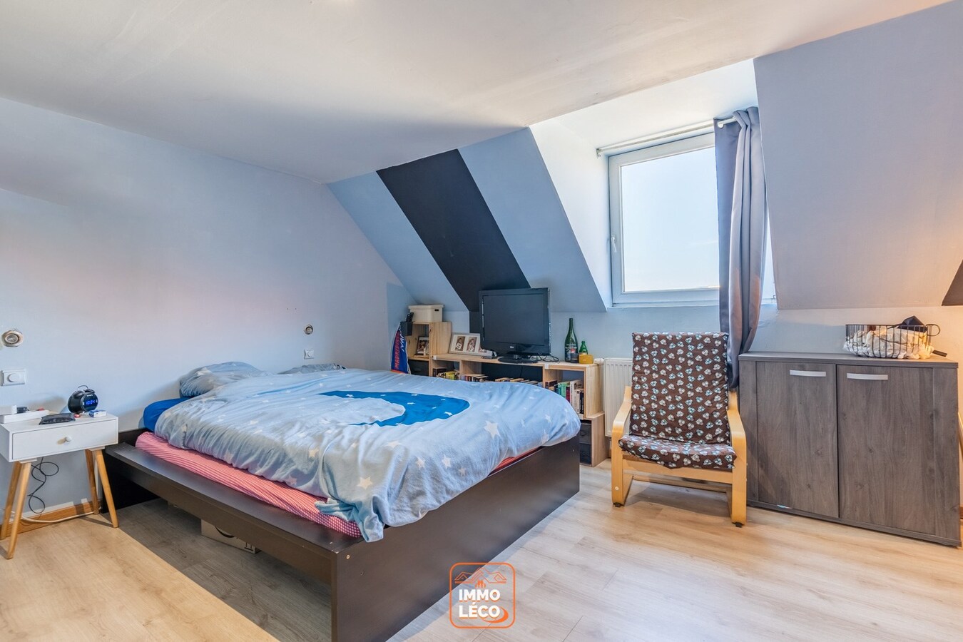 Superbe maison rénovée  3 façades avec passage latéral, 3 chambres, 2 salles de bains, jardin, COUP DE CŒUR !! 