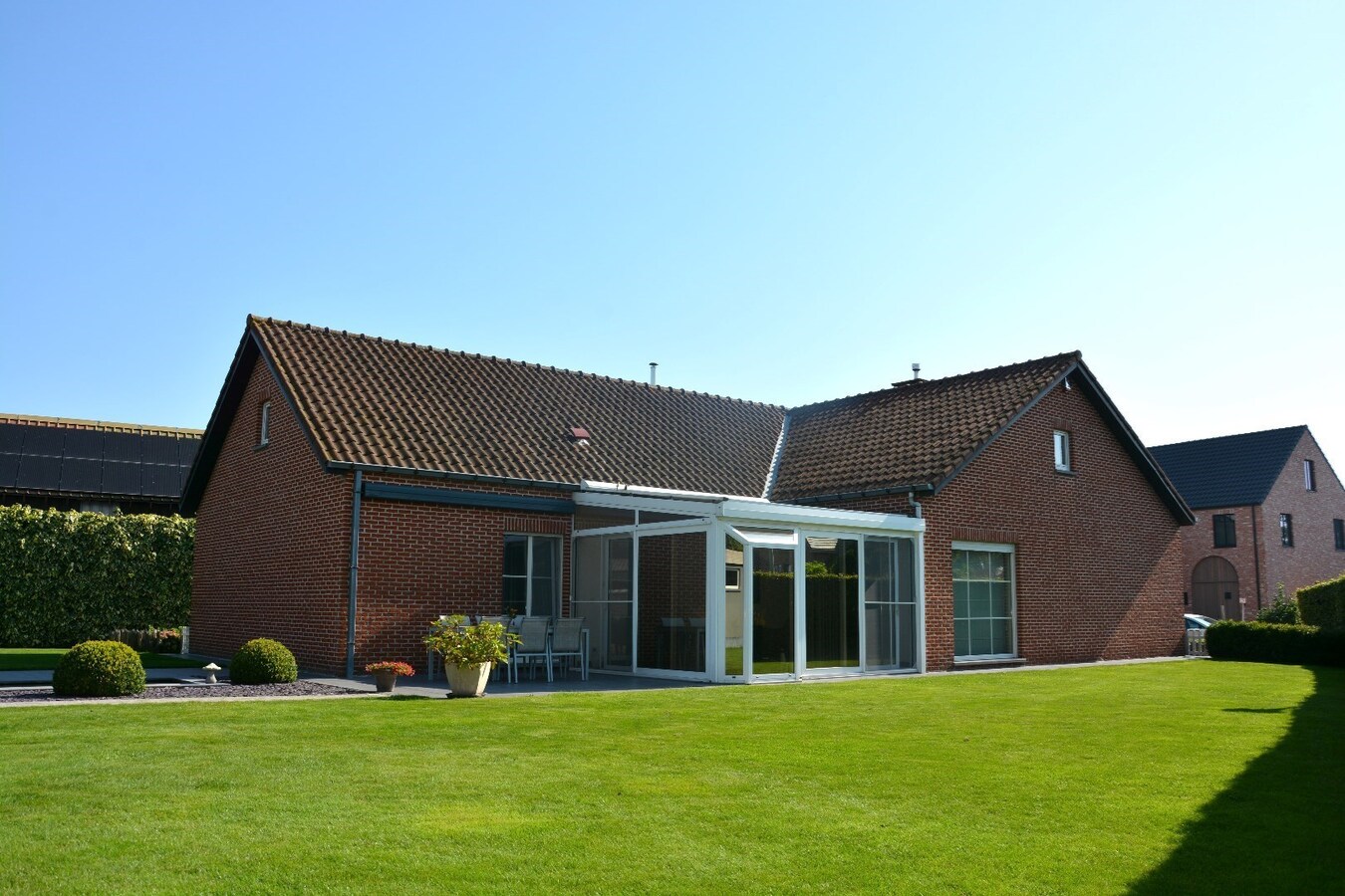 Rustig gelegen - perfect onderhouden - alleenstaande villa met 5 slaapkamers op 993 m² 