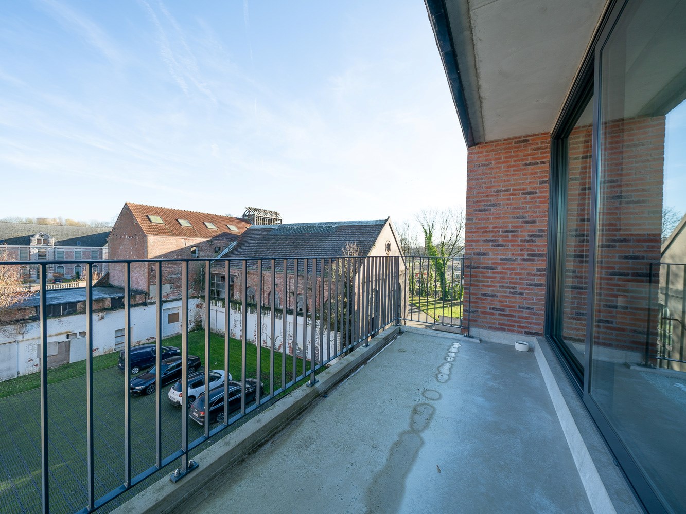 Recent 2-kamer appartement met terras, parking en kelder 
