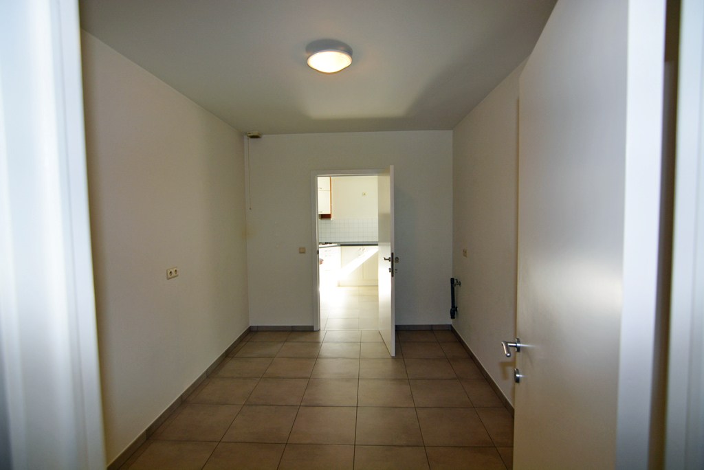 Gelijkvloers appartement (121 m²) met 2 slpks, overdekt terras, garage en kelderberging. 