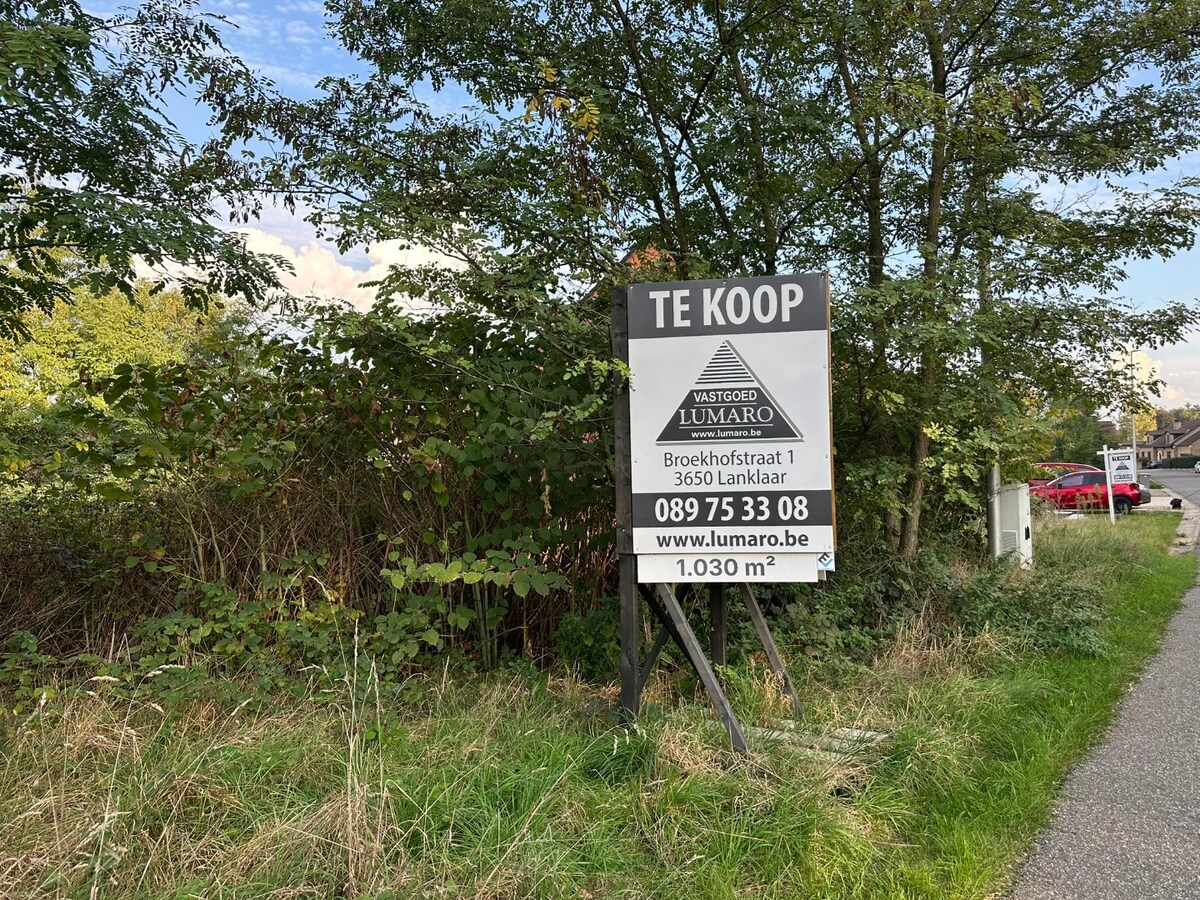 Bouwperceel voor een 3-gevelwoning. Tegenover Park- en Natuurgebied. Nabij Oud Kanaal en de Boslaan. 