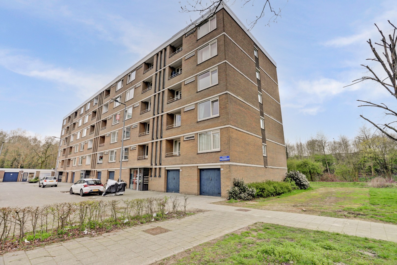 Zonder klussen te betrekken, instapklaar 3-(voorheen 4) kamer appartement met moderne keuken en badkamer, 2 balkons, berging in de onderbouw en gelegen op eigen grond! 