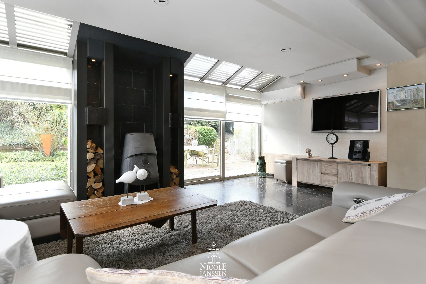 Gezellige zithoek met houtkachel 