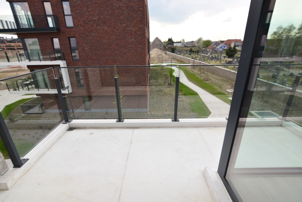 Modern, energiezuinig appartement met 2 slpks, terras, autostaanplaats en kelderberging. 
