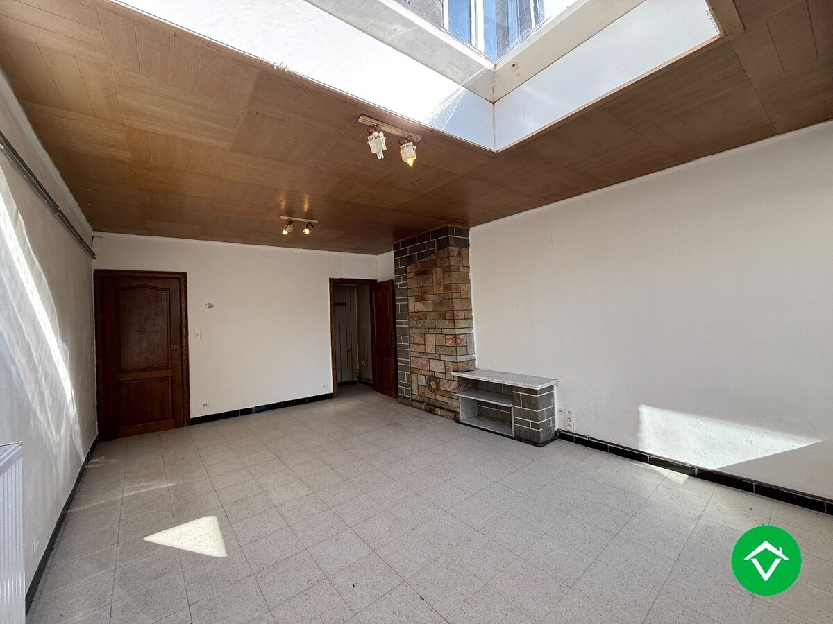 Instapklare rijwoning met 2 slaapkamers, zolder en koer in centrum Roeselare 