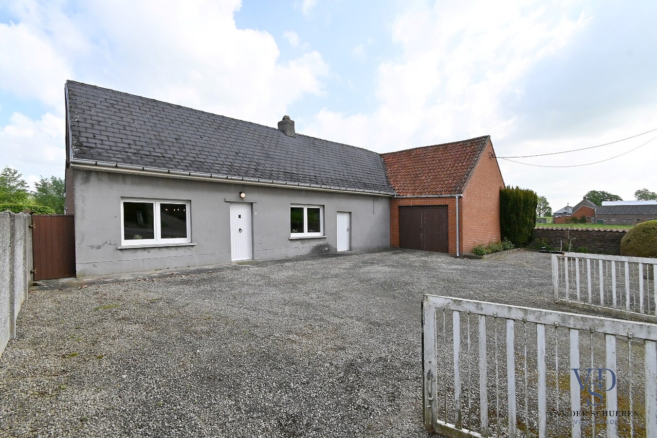 Exceptioneel gelegen eigendom met mogelijkheden. 