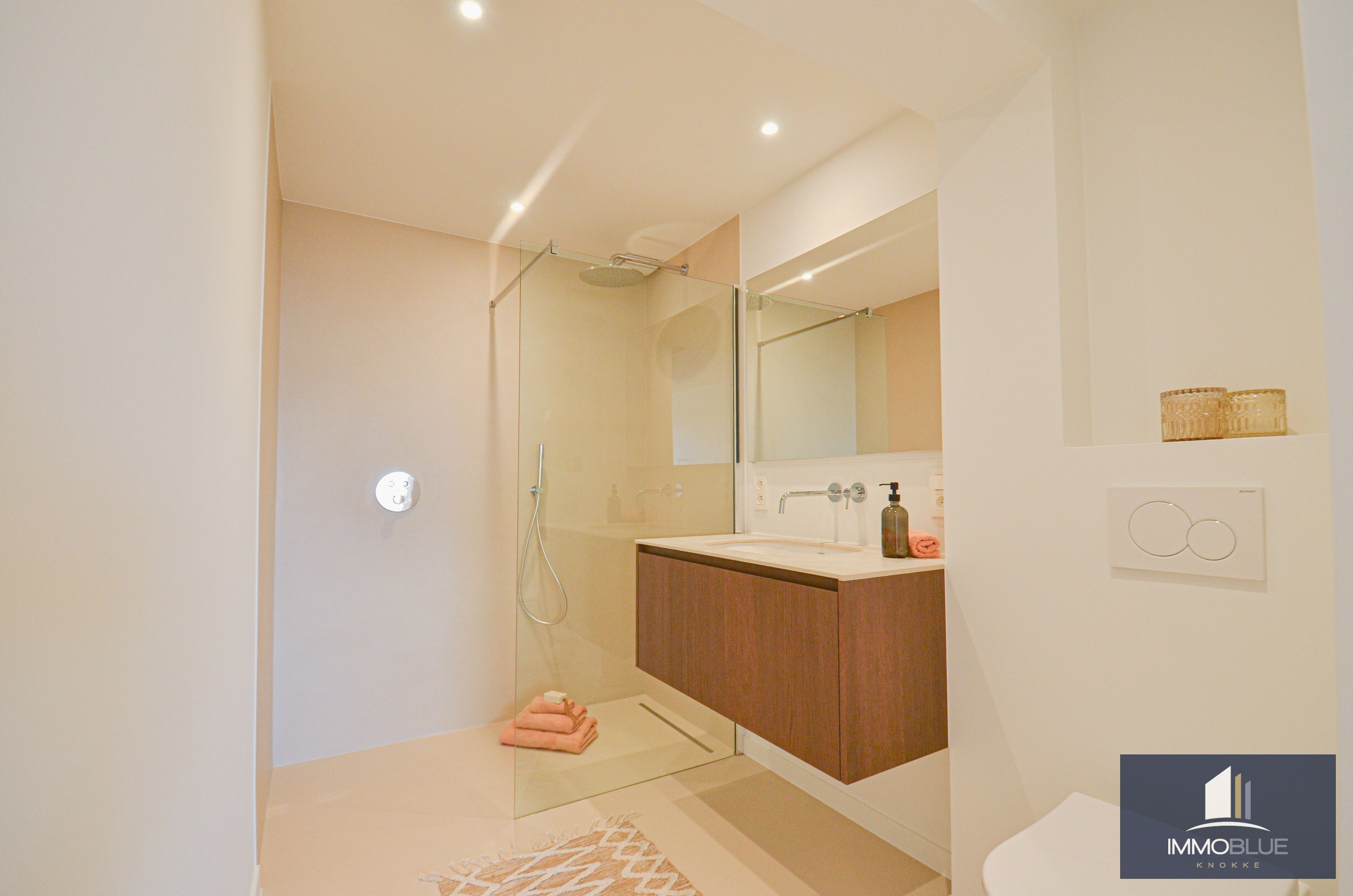 Exclusief – Stijlvol volledig gerenoveerd appartement met frontaal zeezicht. 