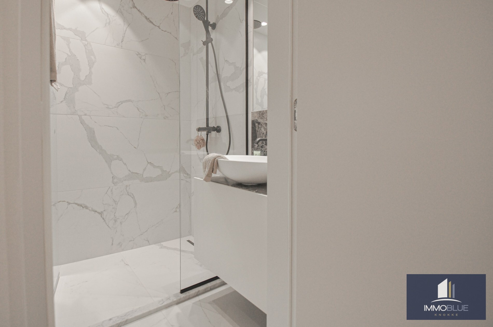 Appartement entièrement rénové avec deux grandes terrasses. 