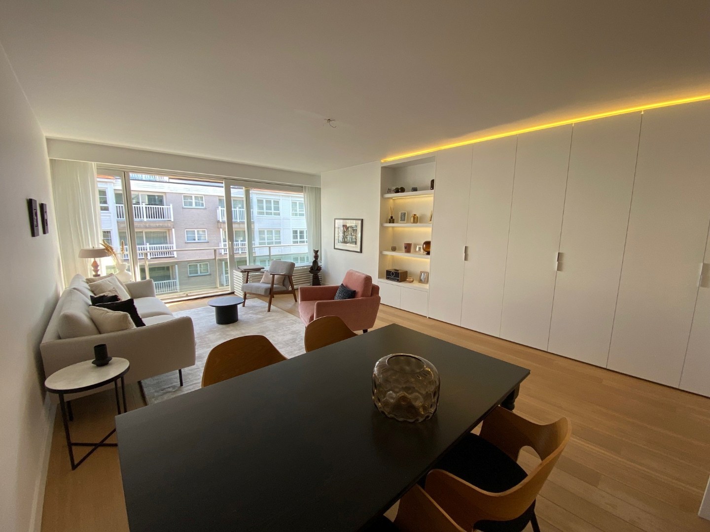 Zonnig en recent gerenoveerd appartement met 2 slaapkamers, gelegen op de Dumortierlaan, 