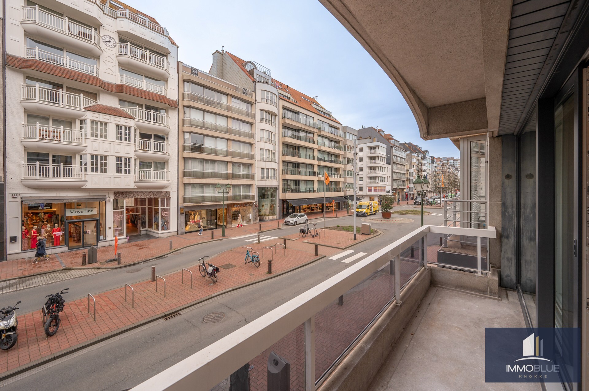 Appartement lumineux, entièrement rénové, avec trois chambres et une largeur de façade d’environ 5,5 mètres, idéalement situé à proximité de l’avenue Dumortier. 