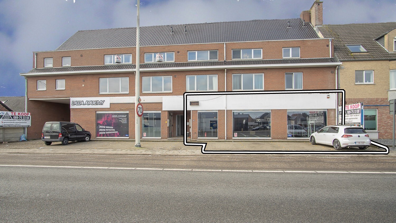 Commercieel gelegen winkel  met  parking 