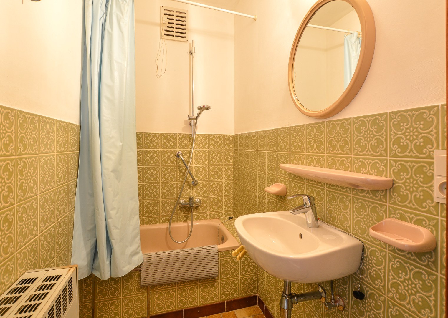 Interessante opbrengsteigendom met 5 volledig verhuurde appartementen in het centrum van Oudenburg 