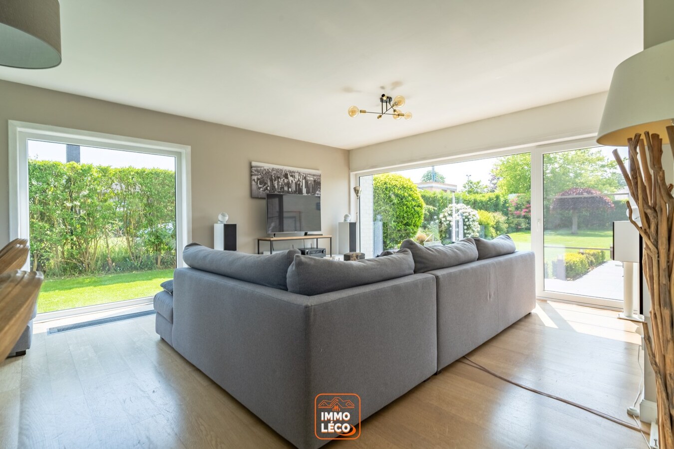 Villa, avec 6 CHAMBRES, 2 salles de bains, parking privatif, double garage et jardin, COUP DE CŒUR absolu !!! 