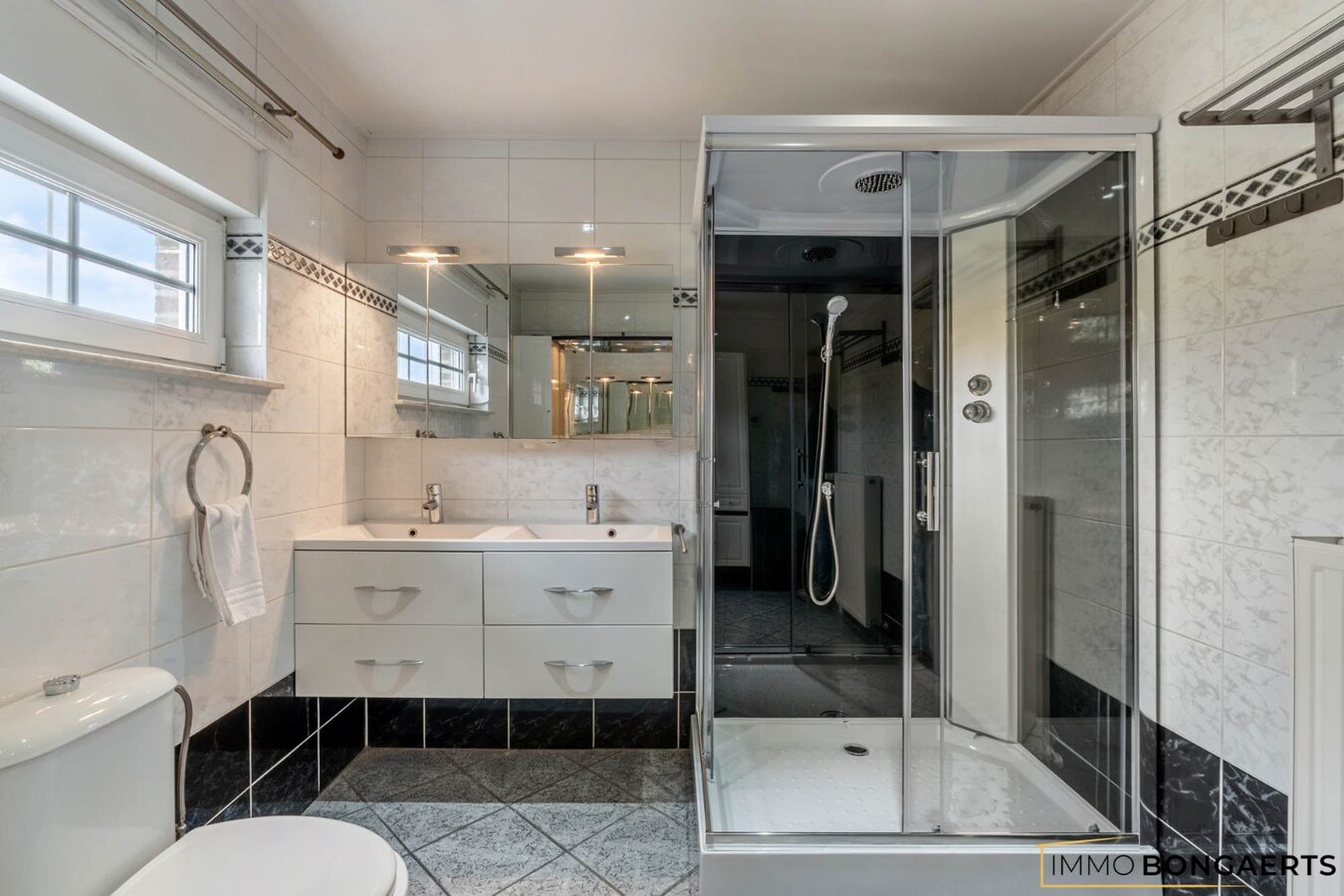 Instapklare woning met 4 slaapkamers en zwembad 