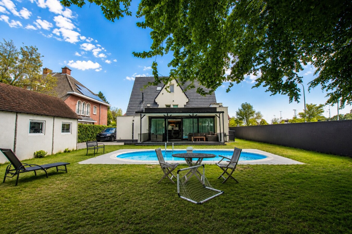 Exclusieve instapklare villa met buitenzwembad, uitzonderlijke leefruimte en 6 slaapkamers op topligging in Sint-Niklaas 