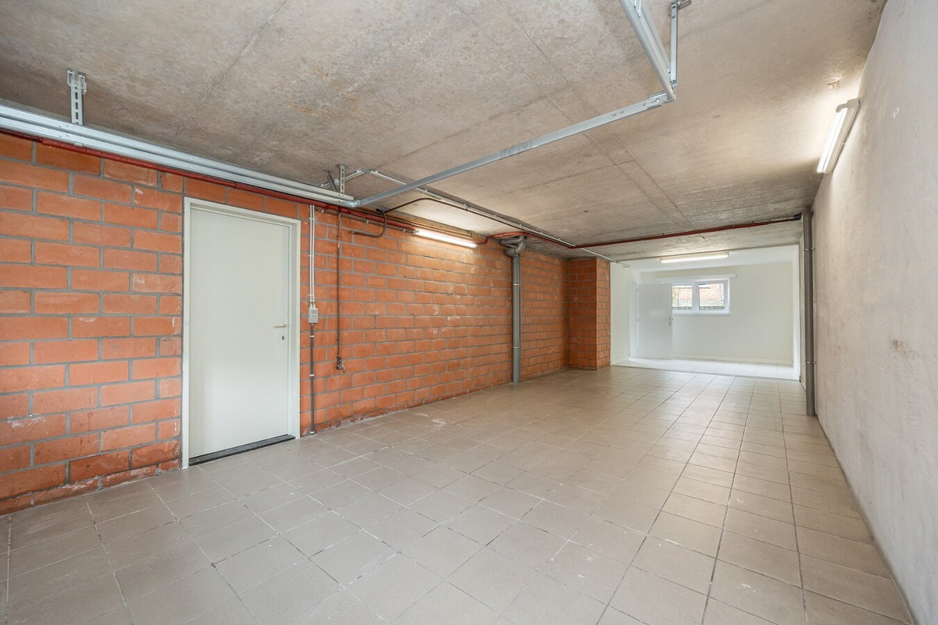 Luxueus gerenoveerd appartement met 2 slaapkamers en dubbele garage met oprit 