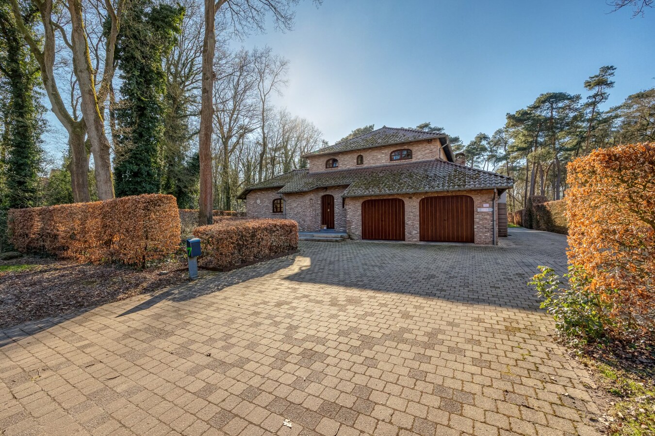 Prachtige villa met 3 slaapkamers en praktijk/kangoeroewoning met ZW-tuin op 1.892 m² 