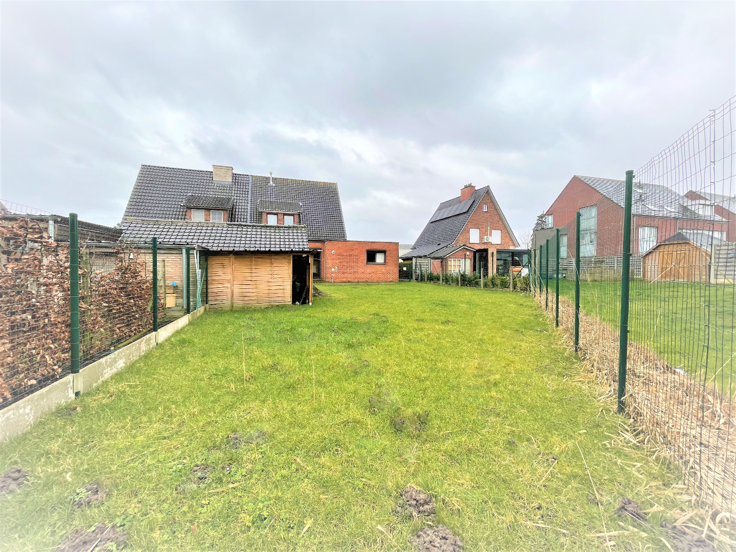 Statige halfopen woning met 3 slaapkamers en garage 