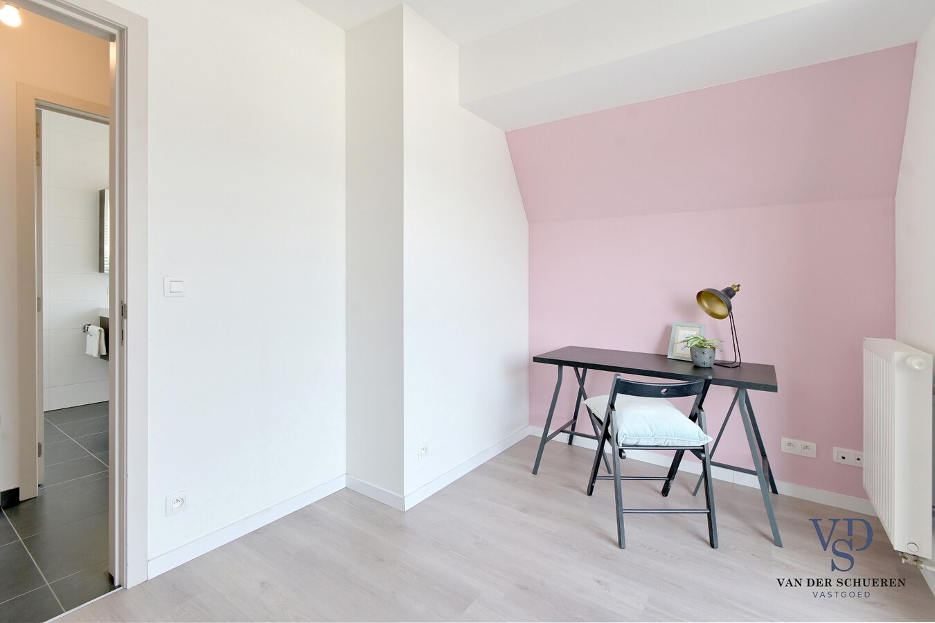 Lichtrijk appartement mét ondergrondse garage en berging. 