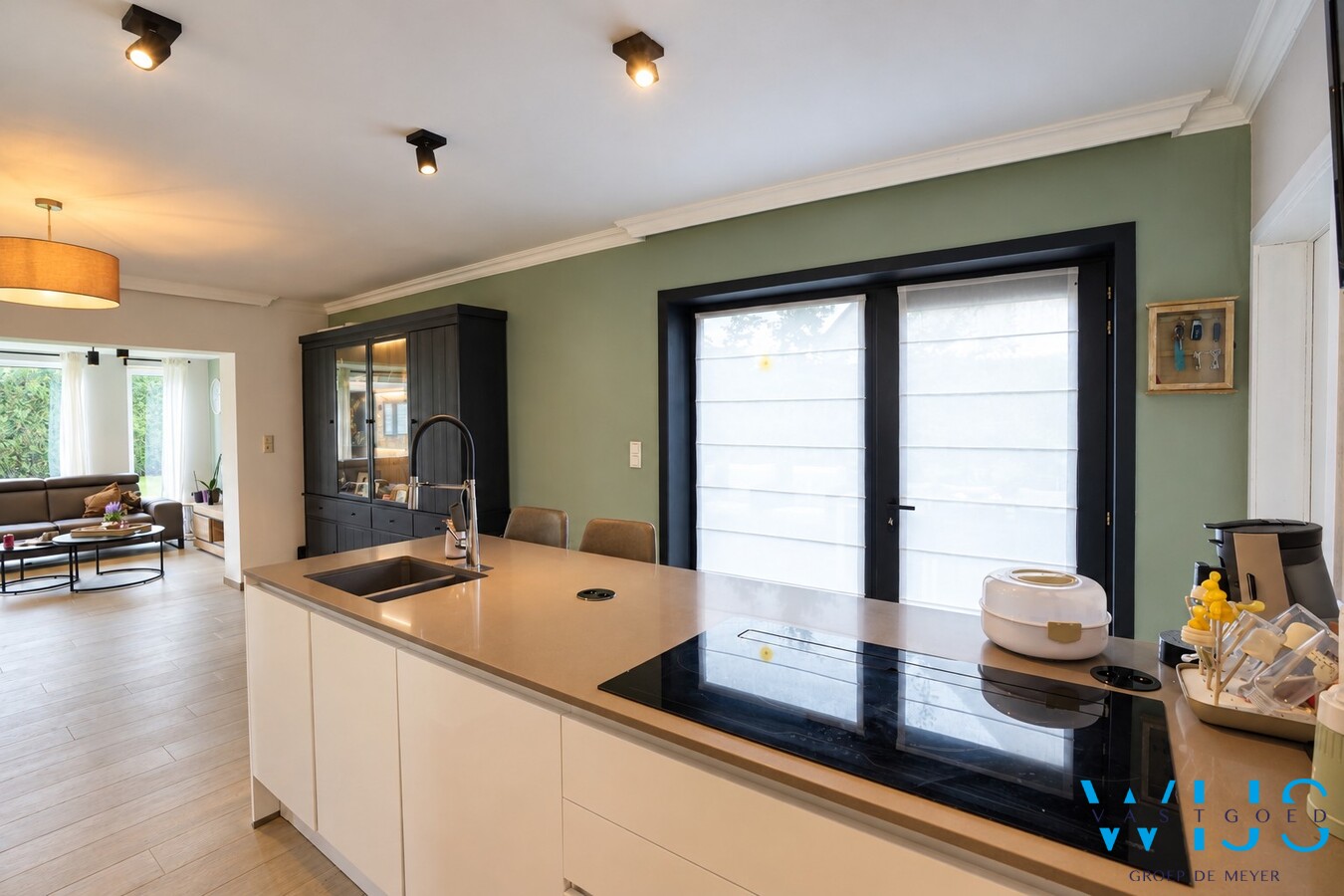 Instapklare open bebouwing met vier slaapkamers op een zonnig hoekperceel in Assenede! 