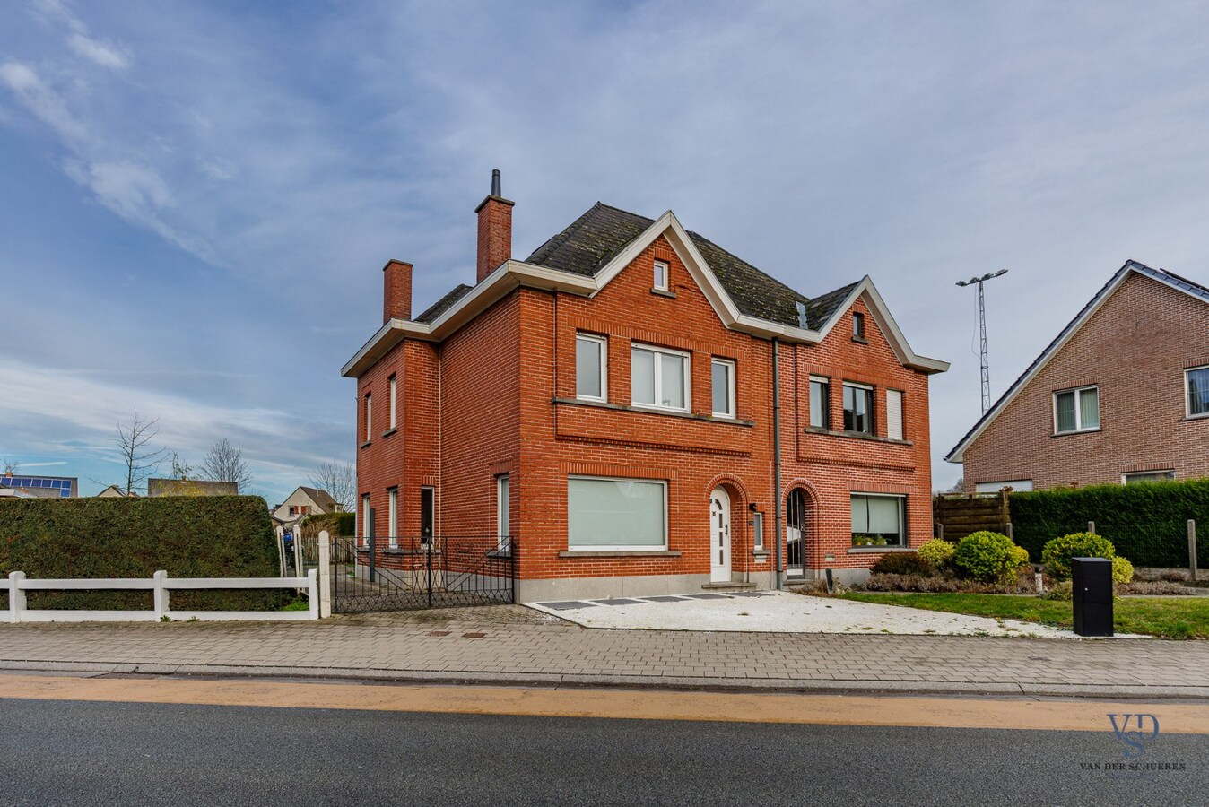 Ruime, deels gerenoveerde Half Open Bebouwing 