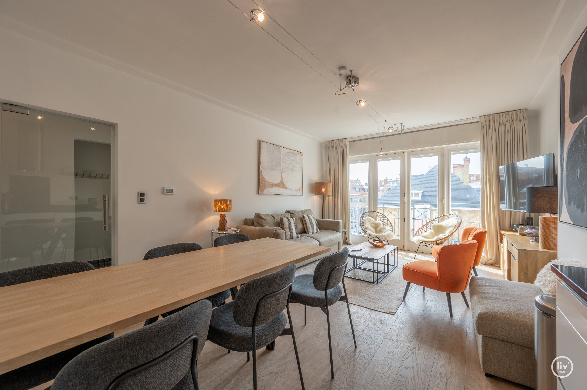 Dit uitstekend gelegen en bijzonder lichtrijke appartement geniet van een open zicht op de Heilig Hartkerk en dankzij de gunstige oriëntatie baadt het de hele dag in het zonlicht. Een aangename woonpl 