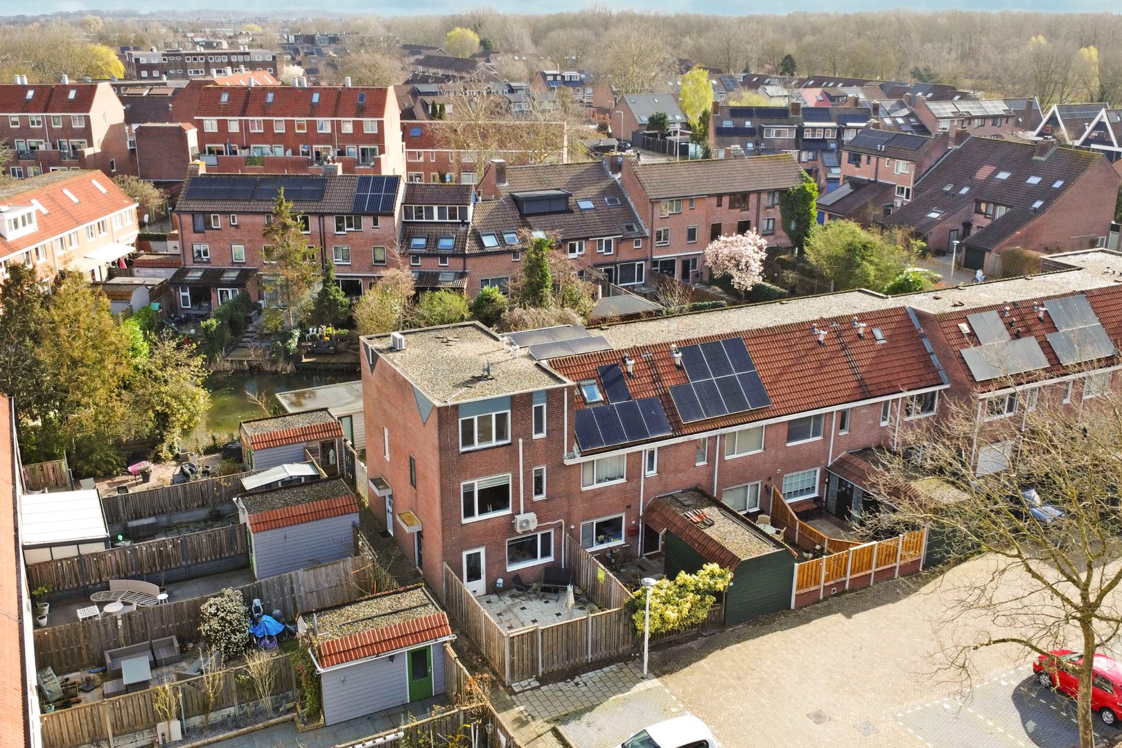 2-kamer hoekwoning met  ruime slaapkamer met airconditioning, tuin op het zonnige zuidwesten. 