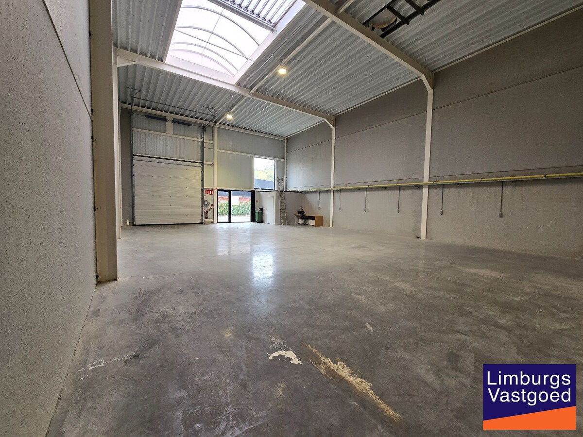 Recent magazijn, 216m², op industrieterrein 'Stadsheide', vlakbij Corda Campus 