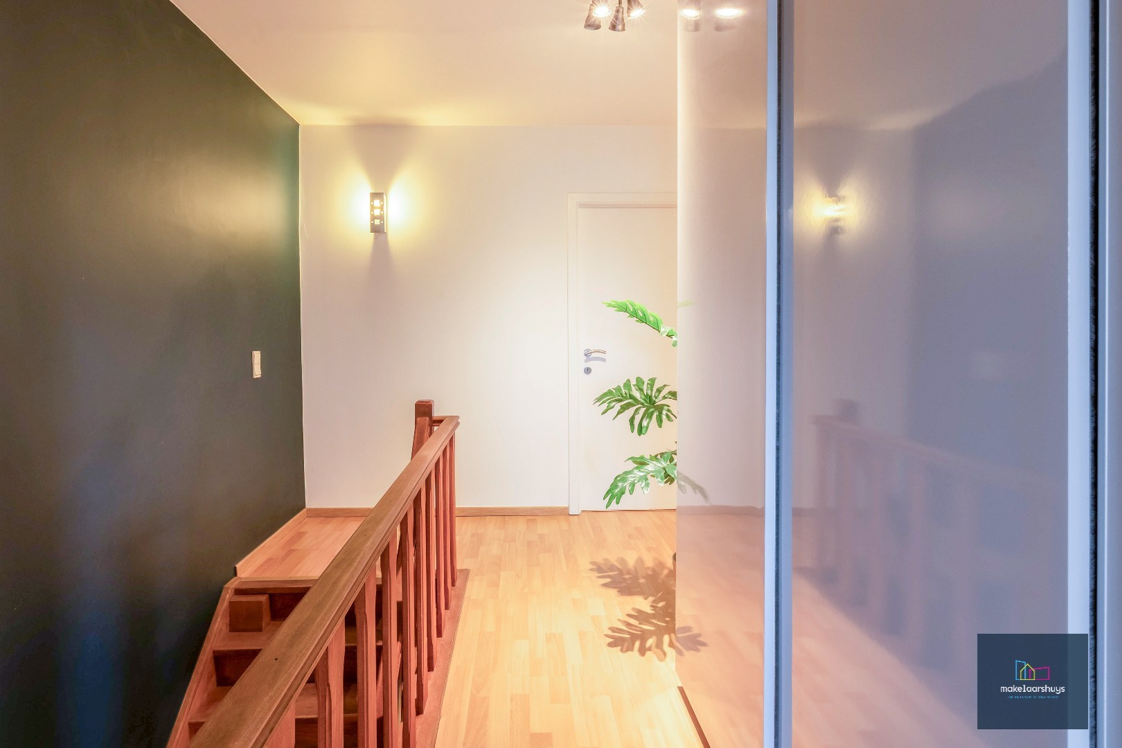 Heel ruime instapklare woning in rij  met zonneterras en 2 staanplaatsen 