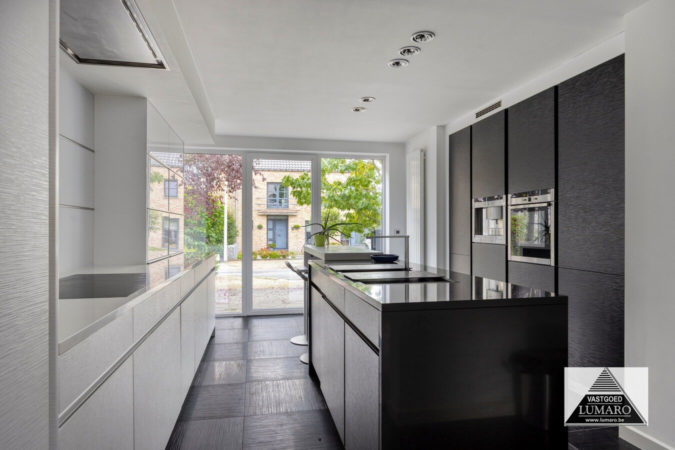 Villa onder moderne architectuur, residentiële bosomgeving. 3 slaapkamers, hobbyruimten 