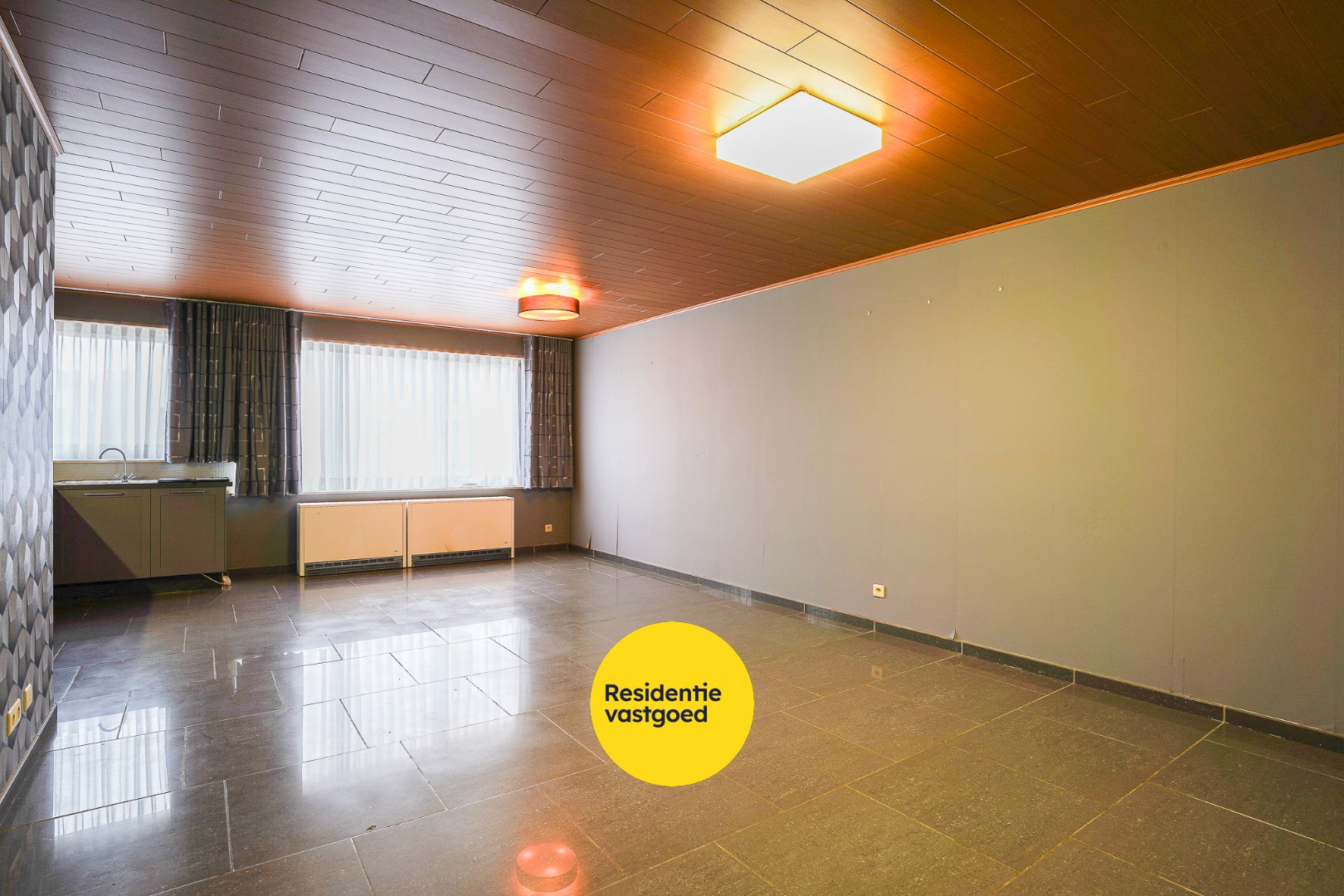 Gelijkvloers appartement inclusief garage, carport en staanplaats nabij het centrum van Ichtegem 