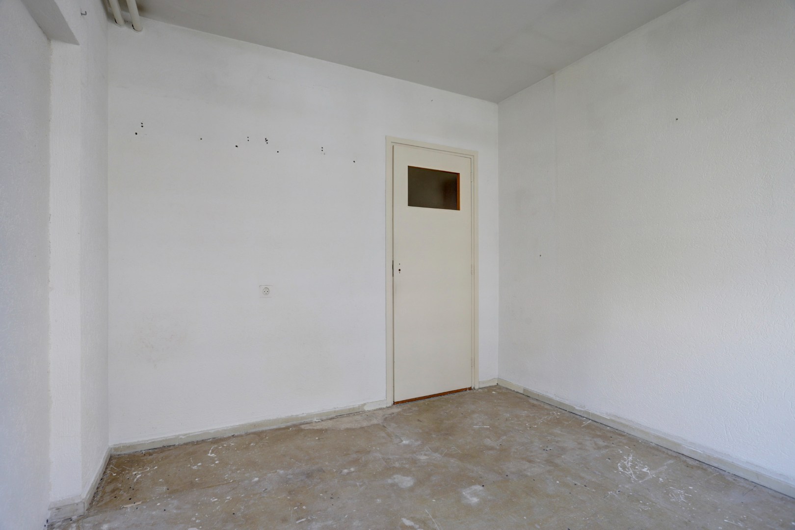 Bijna 100 m² gelijkvloers woonplezier op de begane grond met terras van ca. 36 m².  Deze 3- (voorheen 5) kamerwoning is gelegen op eigen grond! 