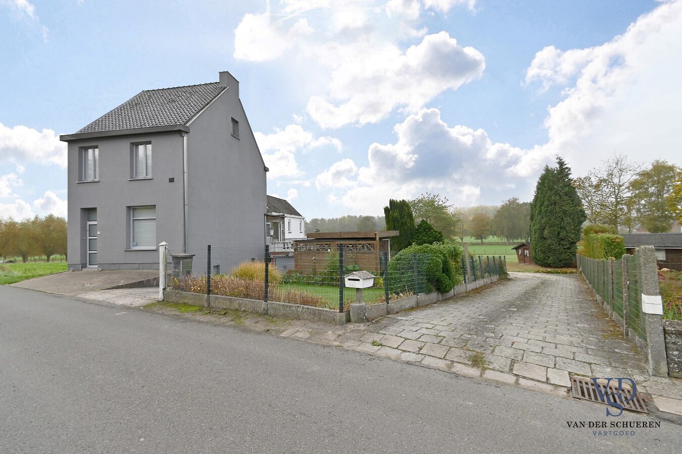 Te renoveren woning met uniek uitzicht op de omliggende akkers 