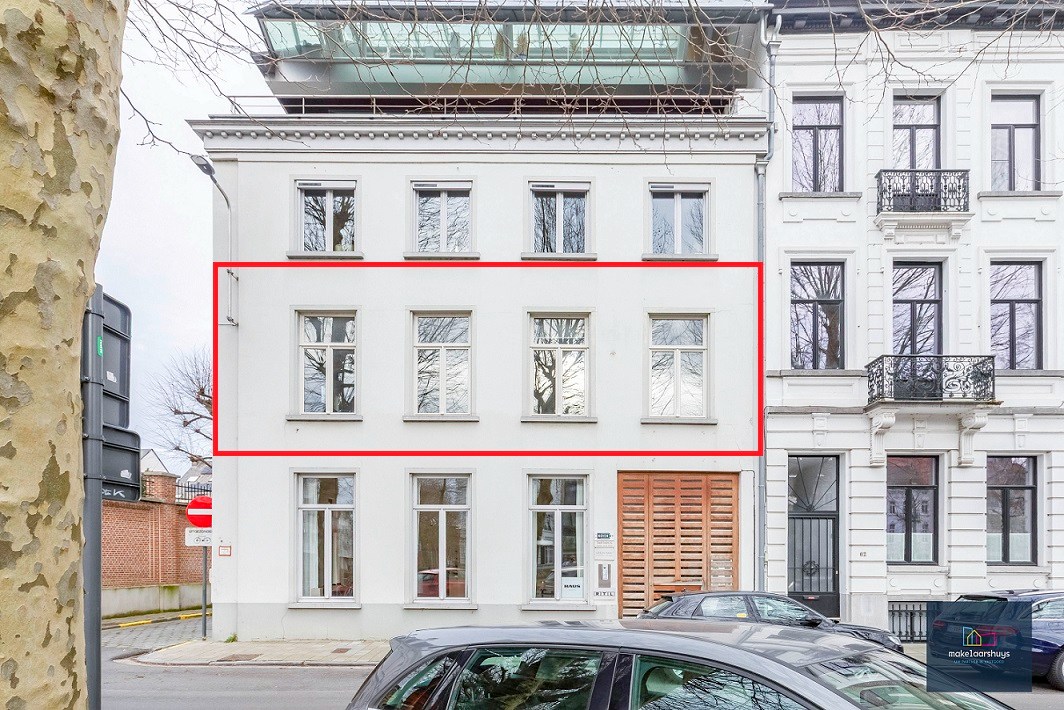 Luxueuze kantoorloft met inpandige staanplaats  en kelderberging  te Coupure Rechts. 