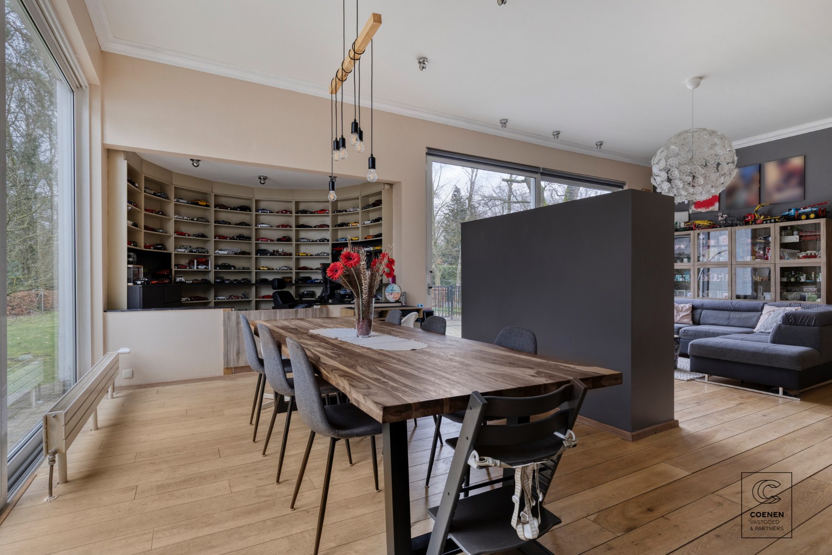 Lichtrijke en ruime villa van 338 m² met ingebouwd zwembad en tal van mogelijkheden voor co-housing of kangoeroewonen! 