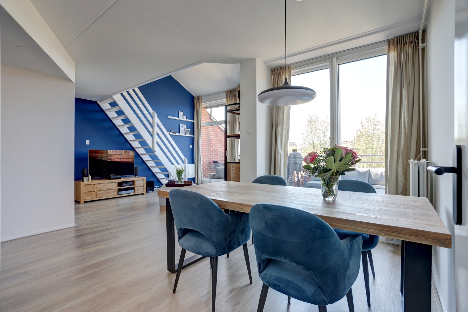 Instapklaar 3-kamer appartement op de 4e en 5e verdieping met ruim zonnig terras, eigen parkeerplaats in de parkeergarage, berging in de onderbouw en gelegen op eigen grond. 