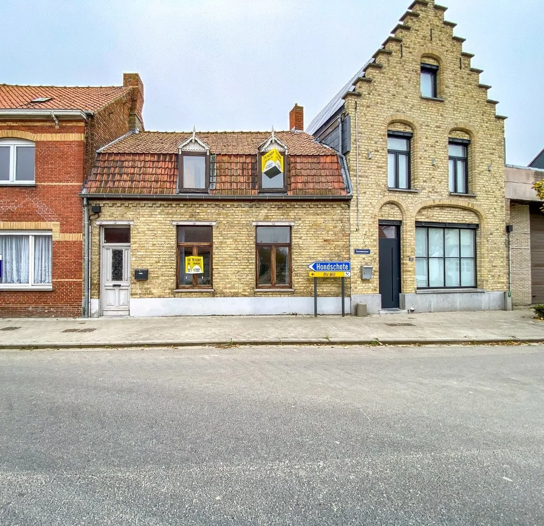 Te renoveren rijwoning met 4 slaapkamers op 194m² te Houtem (Veurne).