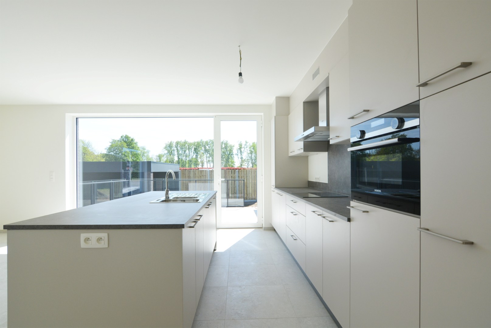 Moderne, energiezuinige, halfvrijstaande woning met carport op 3 a 80 ca. 