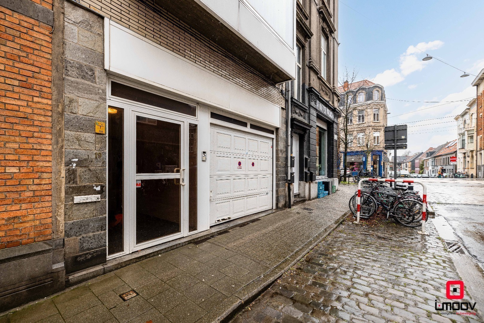 Ruime te renoveren stadswoning met garage en vier slaapkamers in de stationswijk 