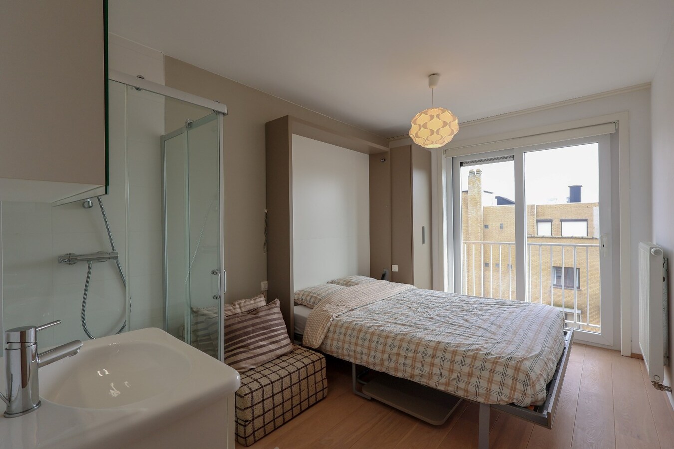 Appartement magnifique avec vue frontale sur la mer et deux chambres à coucher. 