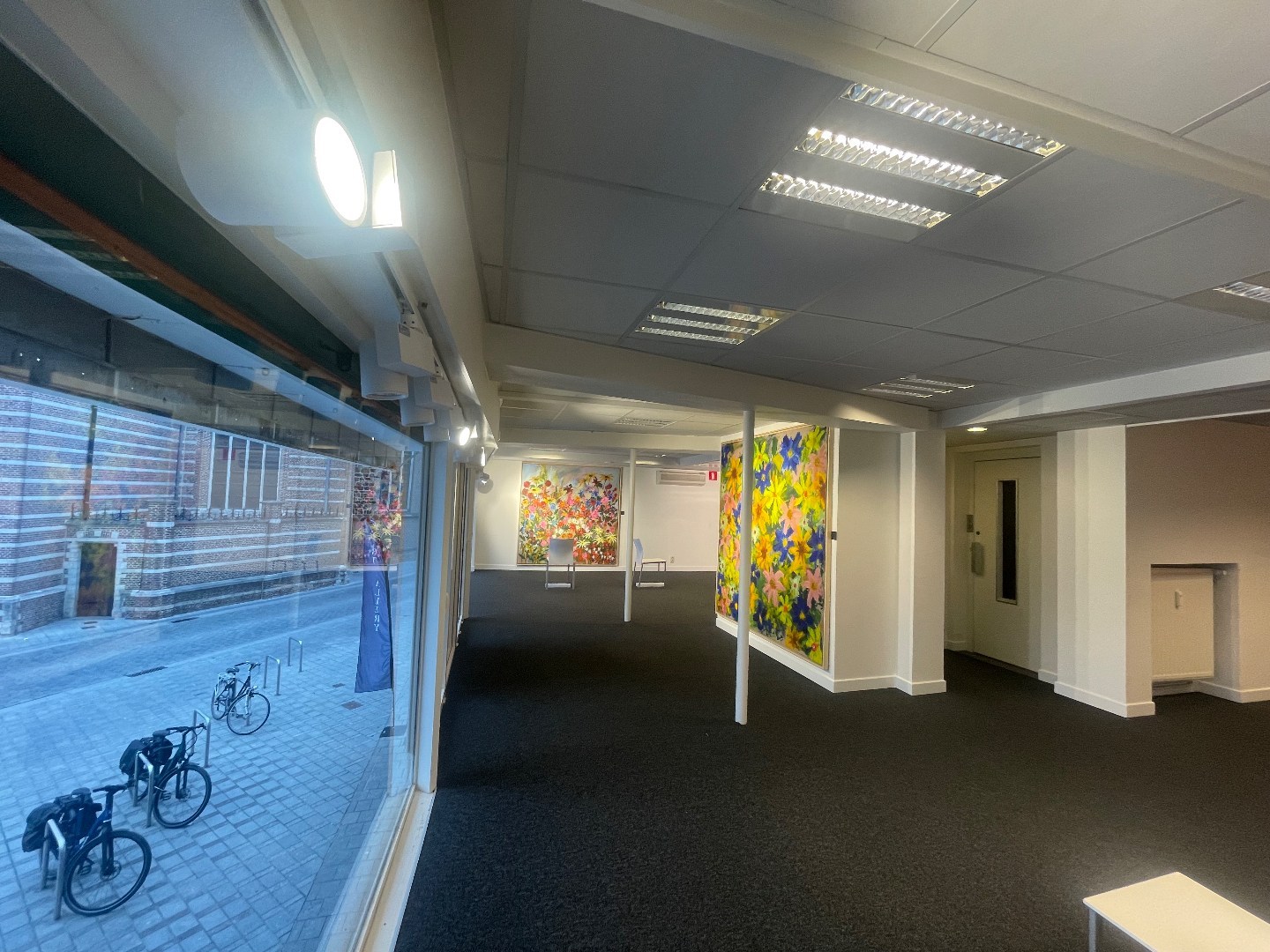 Ruim handelspand (+/- 400m²) te huur gelegen op TOPLOCATIE in Geel! 