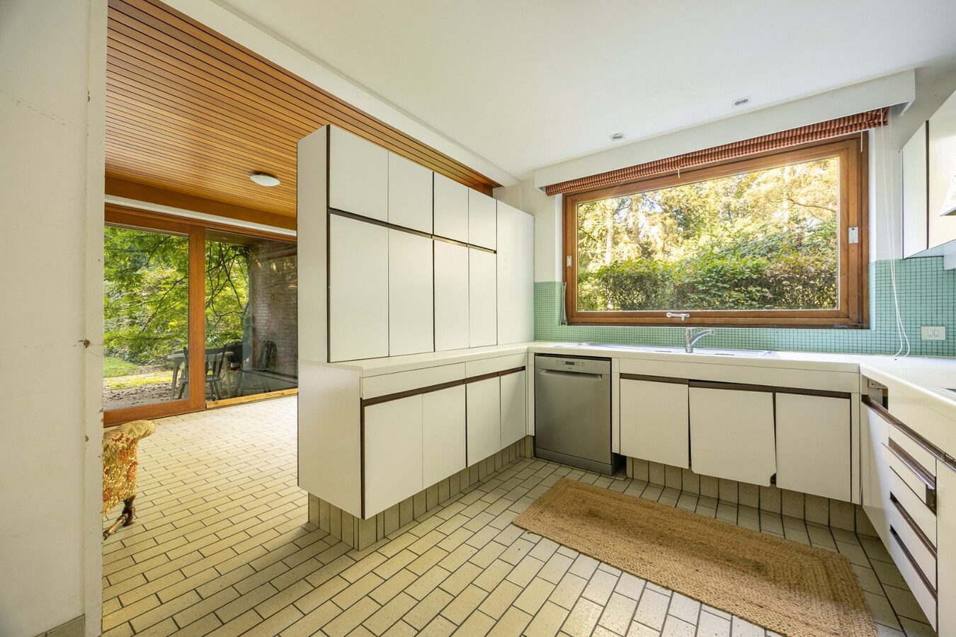 Te renoveren villa met 5 slaapkamers en prachtige tuin op toplocatie 