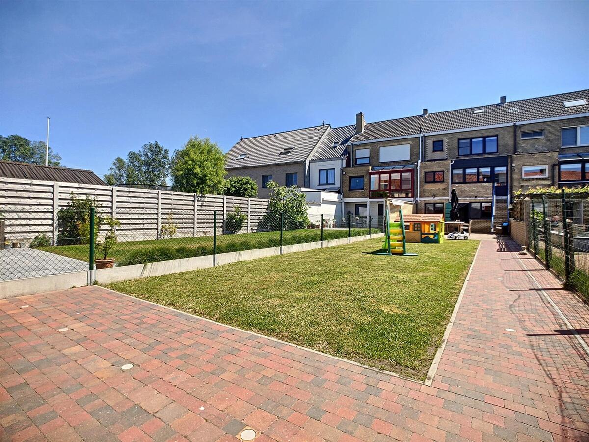 Volumineuze, gerenoveerde gezinswoning met tuin en garage - Zeebrugge 