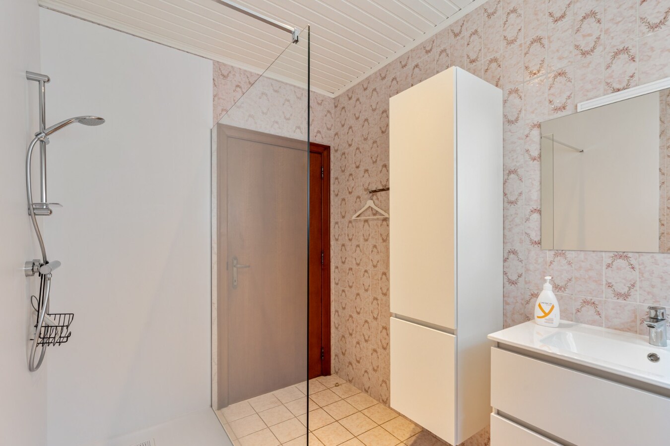 Zeer goed onderhouden gelijkvloerse gezinswoning op een riant perceel van 19a75ca op een rustige locatie te Schalkhoven, een deelgemeente van Hoeselt. 